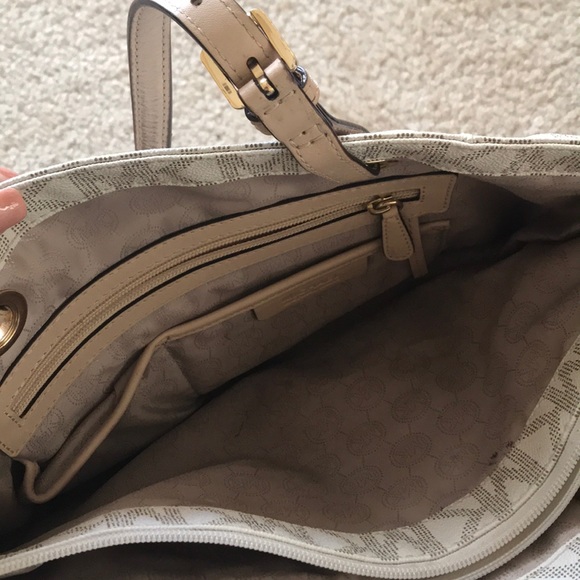 Micheal Kors Bag - Picture 4 of 8